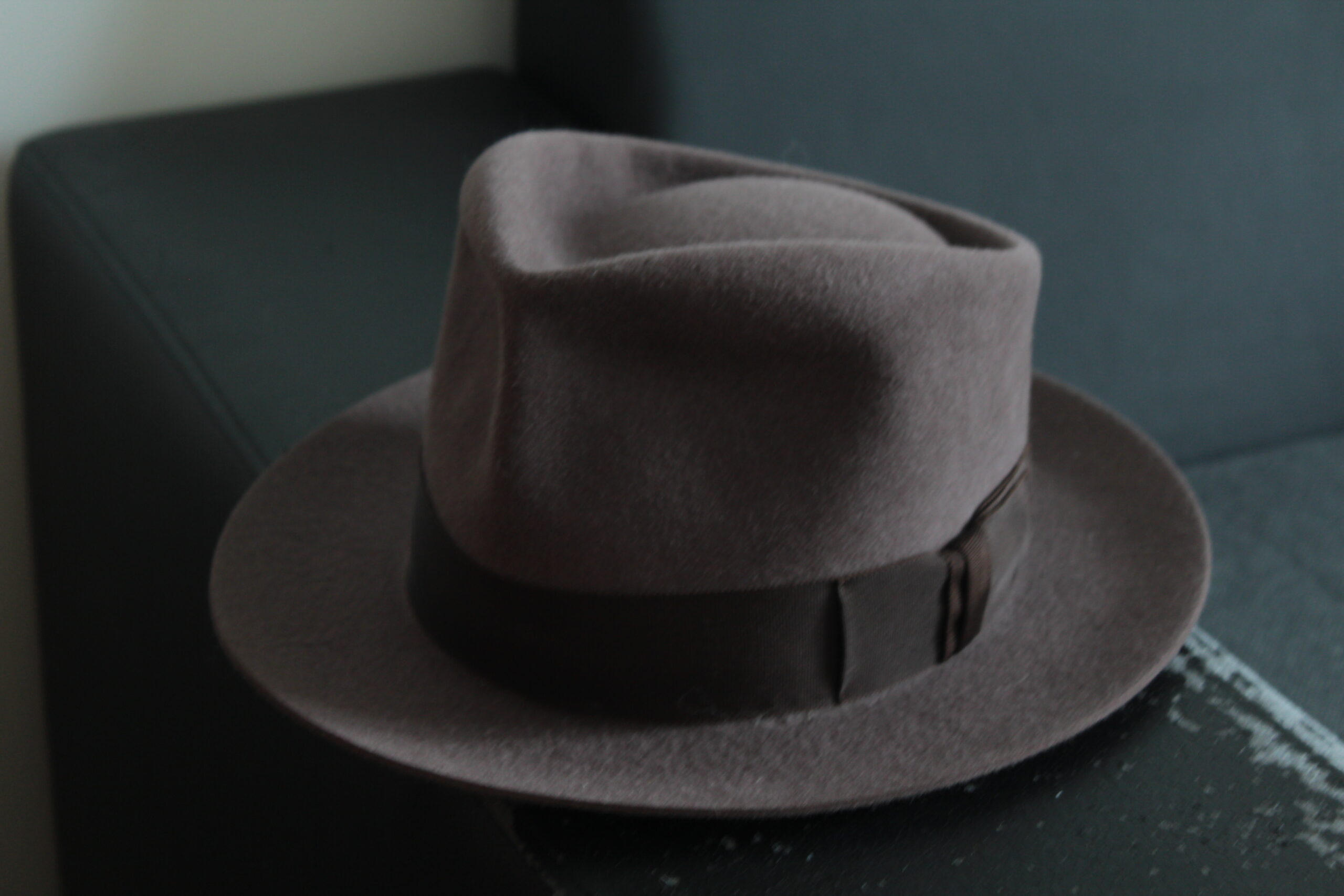 Read more about the article Rodzaje filców i ich wpływ na jakość kapelusza — o sztuce wyboru właściwego surowca